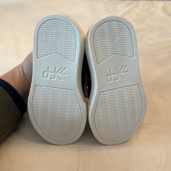 Freshly Picked Black and White High-Top Sneakers, sz 6 (little kid) - Picture 6 of 7